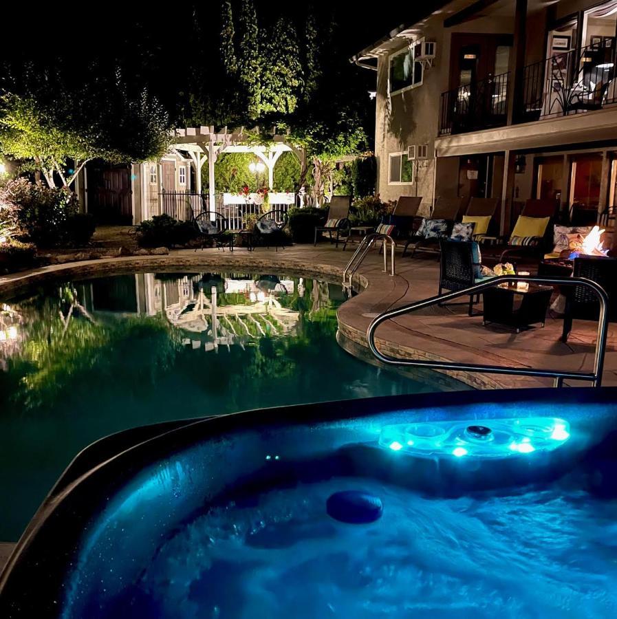 A Vista Villa Couples Retreat Келоуна Экстерьер фото