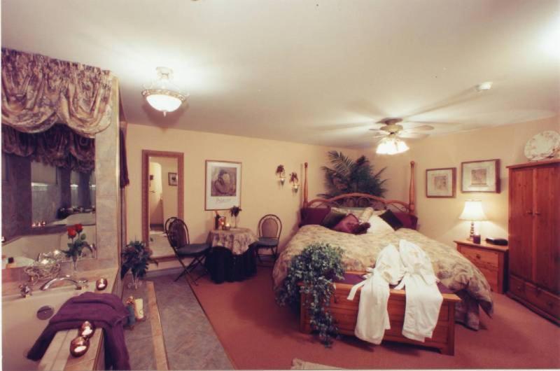 A Vista Villa Couples Retreat Келоуна Номер фото