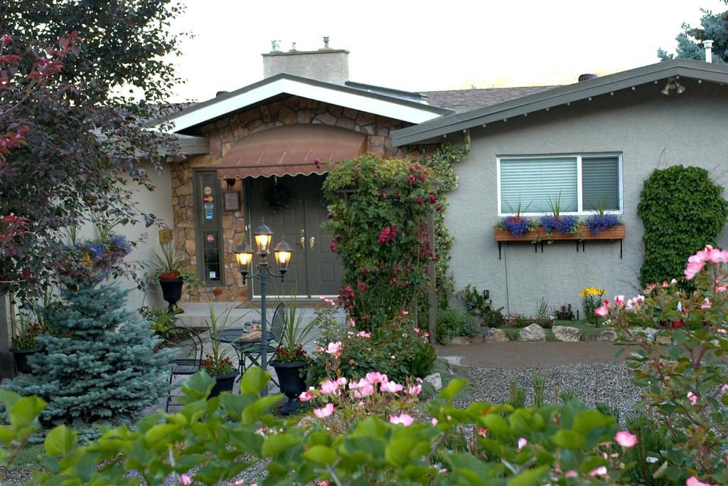 A Vista Villa Couples Retreat Келоуна Экстерьер фото